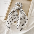 Detail van witte en zwarte polkadot zijden scrunchie met lange linten op houten frame - Witte Polka Dot