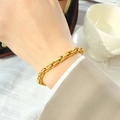 Bracciale a catena spessa placcato oro 18k con un design a maglie geometriche pulito - Oro