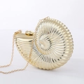 Elegante gouden schelpvormige clutch avondtas met spiegeleffect en fijne ketting - Goud
