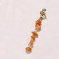 Detalle macro de anillo para el cabello con piedra natural naranja y clip en espiral - Naranja Corto