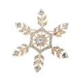 Broche flocon de neige dorée classique avec cristaux étincelants et perle sur blanc - Broche en Strass / Style Flocon de Neige Doré