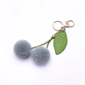 Portachiavi a ciliegia in peluche grigio con foglie verdi e moschettone dorato - Verde