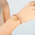 Bracciale a sfere in oro rosa con ciondolo rotondo inciso ed elastico per donna - Bracciale Elastico / Oro rosa