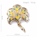 Detail van de afmetingen van de vintage gouden waaierbroche met geel en groen email - Ginkgobladvorm (xz4617)