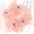 Dettaglio dell'elastico per capelli in mesh rosa con farfalle 3D decorative fini - Arancione