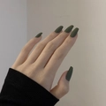 Uñas postizas cortas tipo ballerina en verde musgo mate con acabado esmerilado - Verde oliva