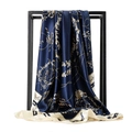 Foulard en soie 90cm bleu marine et beige avec imprimé chaîne dorée sur support pro - Chaîne Bleu Marine
