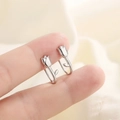 Prachtige 925 sterling zilveren tulp oorknopjes gepresenteerd op een zachte zijden stof - Tulp Oorknopjes / Zilver