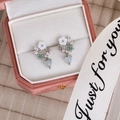 Detalle de pendiente de flor rosa con colgante de corazón en caja de terciopelo rosa - 15# Pendientes Florales Corazón Azul