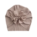 Detail der Baby-Turbanmütze mit Rippstrick-Textur und großer Stoffblume aus Baumwolle - Khaki