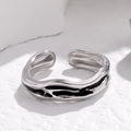 Anillo ajustable de acero inoxidable con esmalte negro y diseño de onda plateada - Abierto Ajustable / Modelo para Mujer (Estrecho)