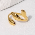 Anello aperto con foglia dorata minimalista in acciaio inox su fondo bianco ruvido - Design a Foglia / Oro