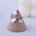 Minimalistischer Umarmung Ring aus Edelstahl auf einem hölzernen Displayständer - Stahlfarbe / Einstellbar Offen