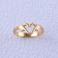 Minimalistischer goldener Herz-Geste-Ring aus Edelstahl auf strukturiertem Hintergrund - Herz-Gesten-Stil / Gold