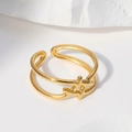Minimalistischer doppellagiger goldener Edelstahlring mit geometrischer Überlappung auf Weiß - Größe 7 (Verstellbar) / Gold
