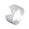 Detailansicht der silbernen Schichtwellenlinien und geometrisches offenes Ringdesign - US-Größe 7 (Verstellbar) / Stahlfarbe