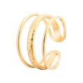 Makro-Detail der goldenen dreischichtigen Hammerschlag-Oberfläche am Ring aus Stahl - US 7 / Gold