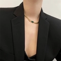 Collana vintage in oro 18K con catena asimmetrica e zircone verde smeraldo elegante - Collana / Oro