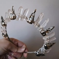 Corona gotica in ametista con teschio di corvo argentato e cristalli di Boemia - Quarzo Ialino / Corvo Argento Antico / Cerchietto Argentato