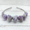 Natürliche Amethyst- und Kristallkrone mit Silberdrahtwicklung auf weißem Holzhintergrund - Amethyst mit silbernem Stirnband und silbernem Draht