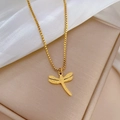 Dettaglio di un ciondolo a libellula dorata su catena box con tessuto di seta - Collana Libellula in Acciaio al Titanio / Oro (M305)