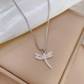 Dettaglio del ciondolo a forma di libellula in acciaio al titanio su catena a maglia - Collana Libellula in Acciaio al Titanio / Argento (M306)