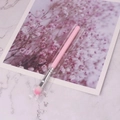 Rosa Make-up-Pinsel mit Silberzwinge und weichen Ombré-Borsten in Plastiktüte - Einzelner Rosafarbener Lidschattenpinsel / Rosa