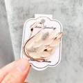 Vue détaillée d'une broche cygne en or rose avec pierres opalescentes et petits cristaux - A7-42