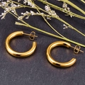 Dettaglio di orecchini a cerchio dorati a forma di C con finitura lucida su fondo scuro - Oro Medio / Diametro Esterno 2.5cm