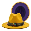 Dettaglio del cappello fedora in lana gialla con perline turchesi e nappe boho - M(56-58cm) / Giallo con Interno Viola