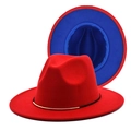 Dettaglio cappello fedora bicolore con esterno rosso, fodera blu e fibbia metallica d'oro - Rosso (Esterno Rosso Interno Blu)