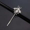Makroaufnahme einer silbernen Bienen-Haarklammer mit Textur und Metall-Finish - Metall Gravierter Stil / Silber Biene