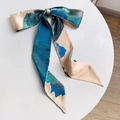 Foulard en soie aquarelle bleu et vert noué en boucle sur table ronde blanche - Style Paysage 1