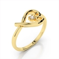 Elegante anello a cuore dorato con zircone su sfondo bianco riflettente - US 7 / Oro