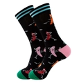 Nahaufnahme von schwarzen Wadensocken mit bunten Chili-Mustern und Streifenbündchen - Cartoon Chili