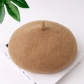 Berretto classico per bambini in lana marrone con dettaglio a stelo su sfondo bianco - Taglia unica / Cammello