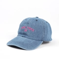 Detail der pinken NEW YORK Stickerei auf blauer gewaschener Denim-Baseballkappe mit Textur - NEW YORK Buchstaben Stickerei Stil / Dunkelblau