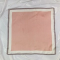 Carré en soie synthétique à motif pied-de-poule orange et beige avec bordure taupe - 70*70cm / Rose