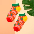 Détail de chaussettes en coton orange avec éléphant rose et revers vert sur une feuille verte - 36-43 / Éléphant Orange