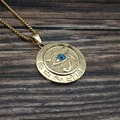 Collana egiziana occhio di Horus dorata con pendente circolare e dettagli blu - Solo ciondolo dorato