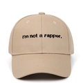 Dettaglio ravvicinato del ricamo I'm not a rapper su cappello di cotone kaki - Regolabile / Cachi