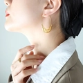 Pendientes dorados en forma de U de acero inoxidable con textura martillada - Oro de 18K / Dorado