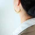 Orecchini a cerchio in acciaio al titanio dorato con texture a mezzaluna per donna - Oro