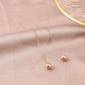 Eleganti orecchini a catena in oro rosa 18K con perle di metallo lucide e minimaliste - Orecchino a Filo Sfera 5mm Oro Rosa