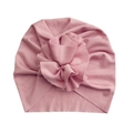 Detailansicht der weichen rosa gerippten Baby-Turban-Mütze mit großer dekorativer Stoffblume - Rosa