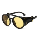 Steampunk-Sonnenbrille mit gelben Gläsern, schwarzen Leder-Seitenblenden und Goldnieten - Schwarzer Rahmen Gelbe Gläser
