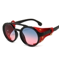 Steampunk Sonnenbrille mit rot-blauen Verlaufsgläsern und seitlichen Lederblenden - Schwarzer Rahmen Grau-Rosa Verlaufsgläser