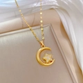 Halskette aus Titanstahl in Gold mit funkelndem Mond und Stern auf weißer Seide - Stern-Mond-Stil (D316) / Gold