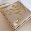 Dettaglio del ciondolo luna e stella dorato con zirconi su scatola regalo - Acciaio al Titanio (M505 Oro) / Oro