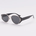 Gafas de sol ovales retro con montura negra y detalles dorados en ángulo de 45 grados - Montura Negra Lentes Gris Negro